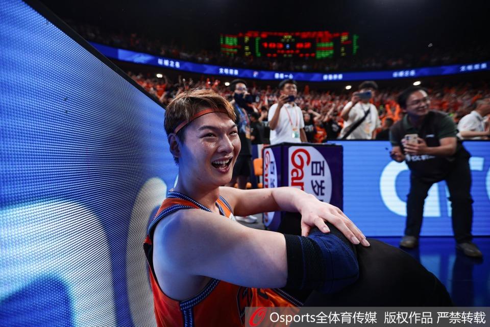 下滑得有点那快，卡塞米罗3次被过全场最高+5次丢失球权