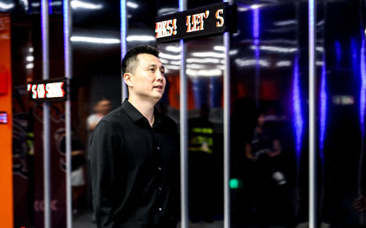 饿了？拉门斯被拍到在比利时替补席啃苹果