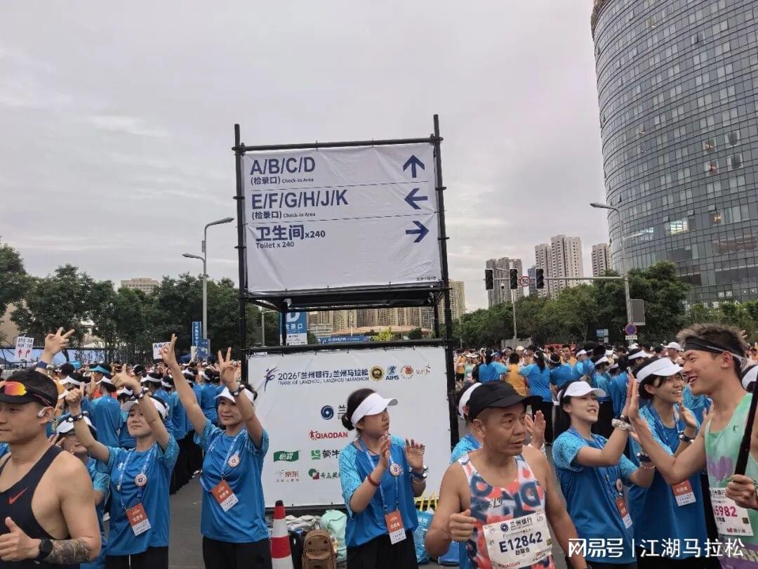 老鹰1年1400万美元留住澳洲中锋，他们也是付出了不小的代价？