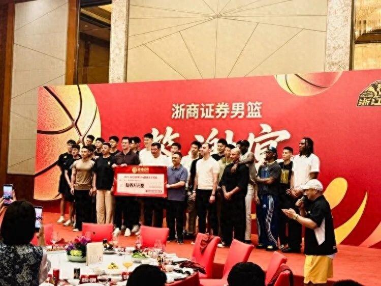 记者拉比奥、于帕、楚阿梅尼、萨利巴缺席训练前者母亲探班扑空