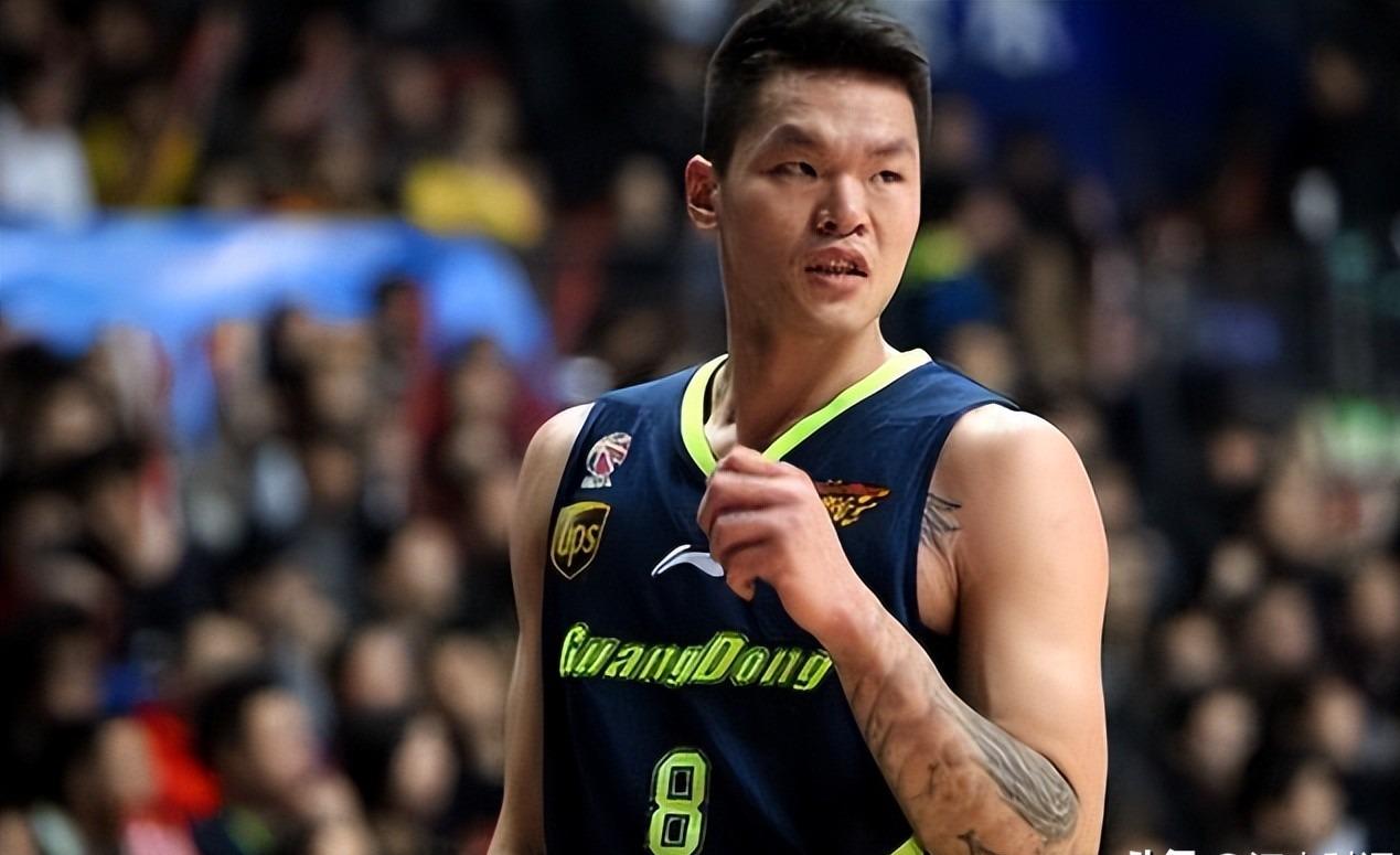 痛失好局，瑞士主帅雅金在球队被卡塔尔绝平后怒摔水瓶