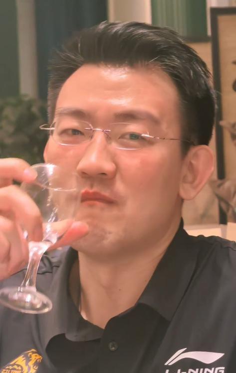 饿了？拉门斯被拍到在比利时替补席啃苹果