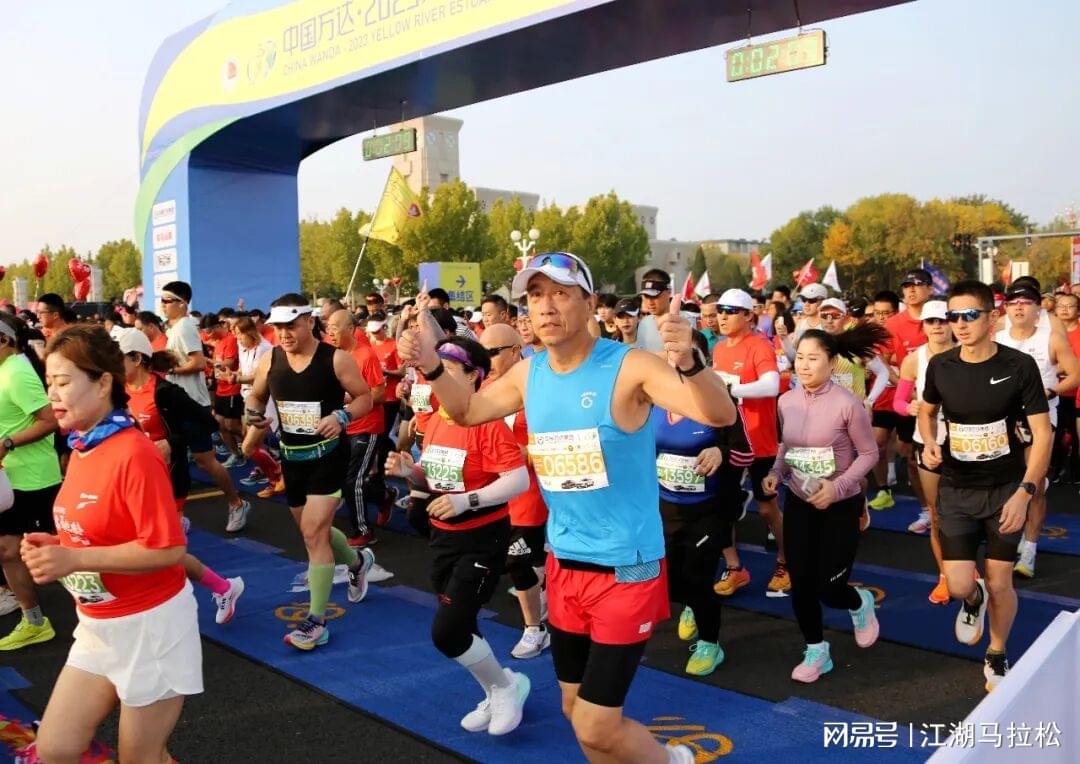 马刺主帅谈福克斯被批评：我不看社媒也不在乎，对他有100%信心