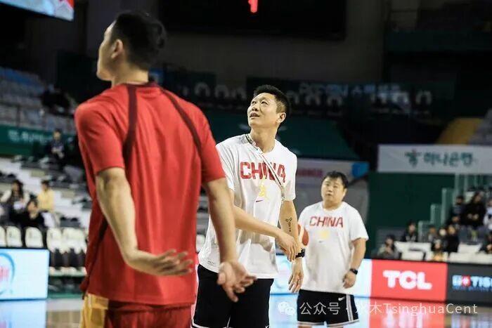 NBA官方晒总冠军定妆照：尼克斯17人出镜 索汉和杰米森没拍上？