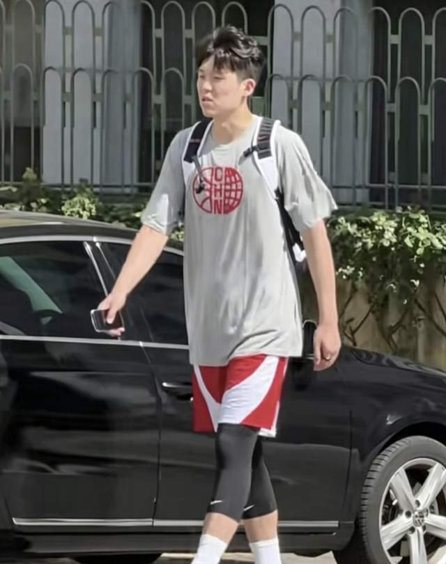 詹姆斯高尔夫事件无后续？刘翔纪录被质疑，虎扑热帖太敢问