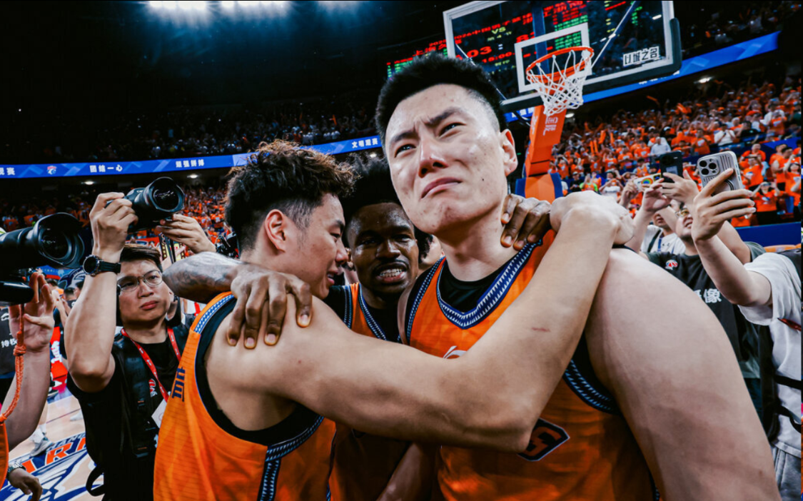 ESPN记者：湖人队内部人士暗示詹姆斯父子可能一起转投新球队