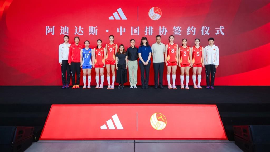 为什么十几支球队哄抢41岁的詹姆斯，湖人却不着急续约？