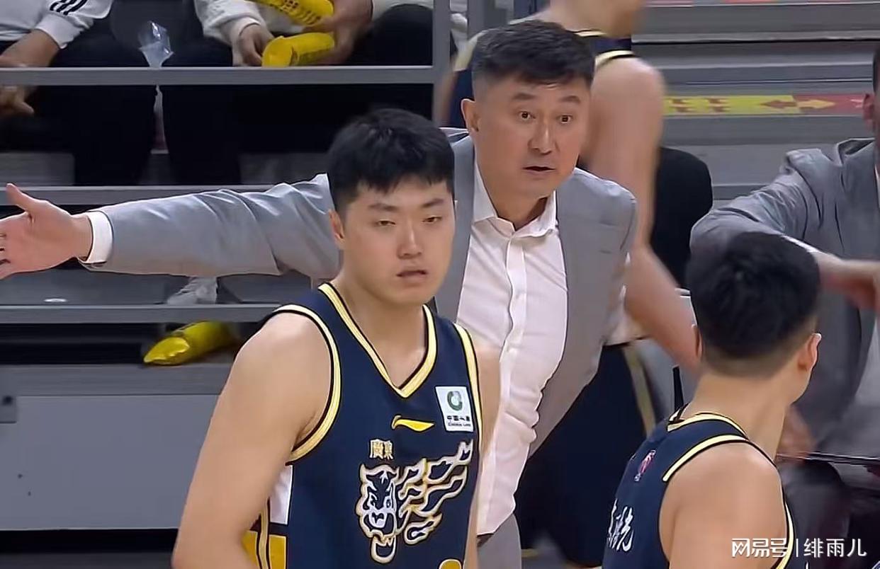 克拉克加公开赛穿球衣遭嘘仍抓鸟